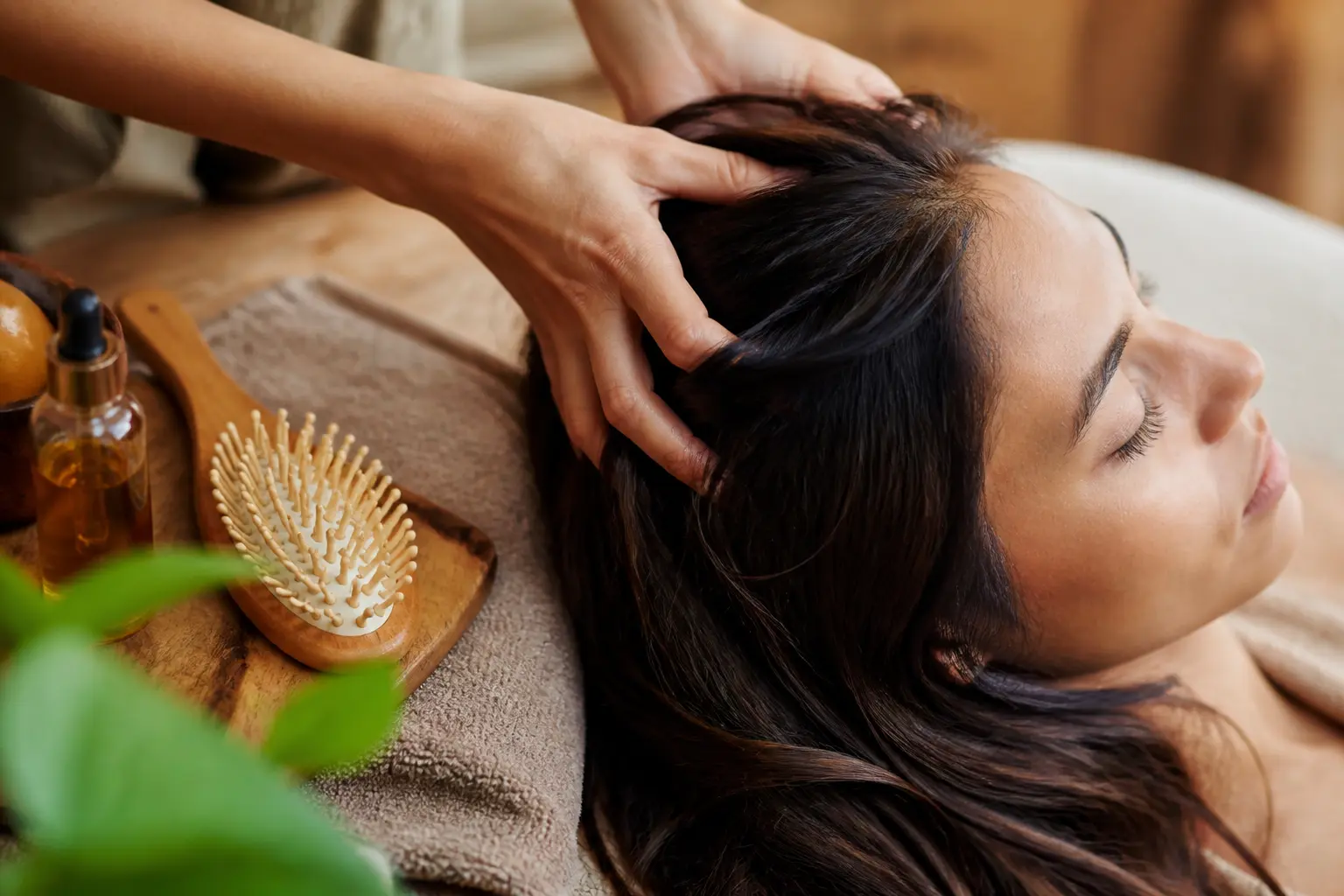 Comment faire ses cheveux pousser plus vite : cuir chevelu massé, cheveux sains, huile capillaire et routine douce naturelle